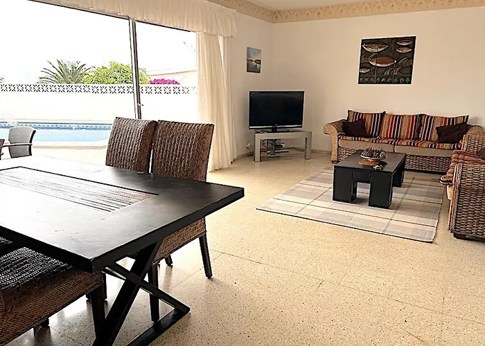 Willa Detached Villa, Private Pool Only 10 Minutes Cristianos